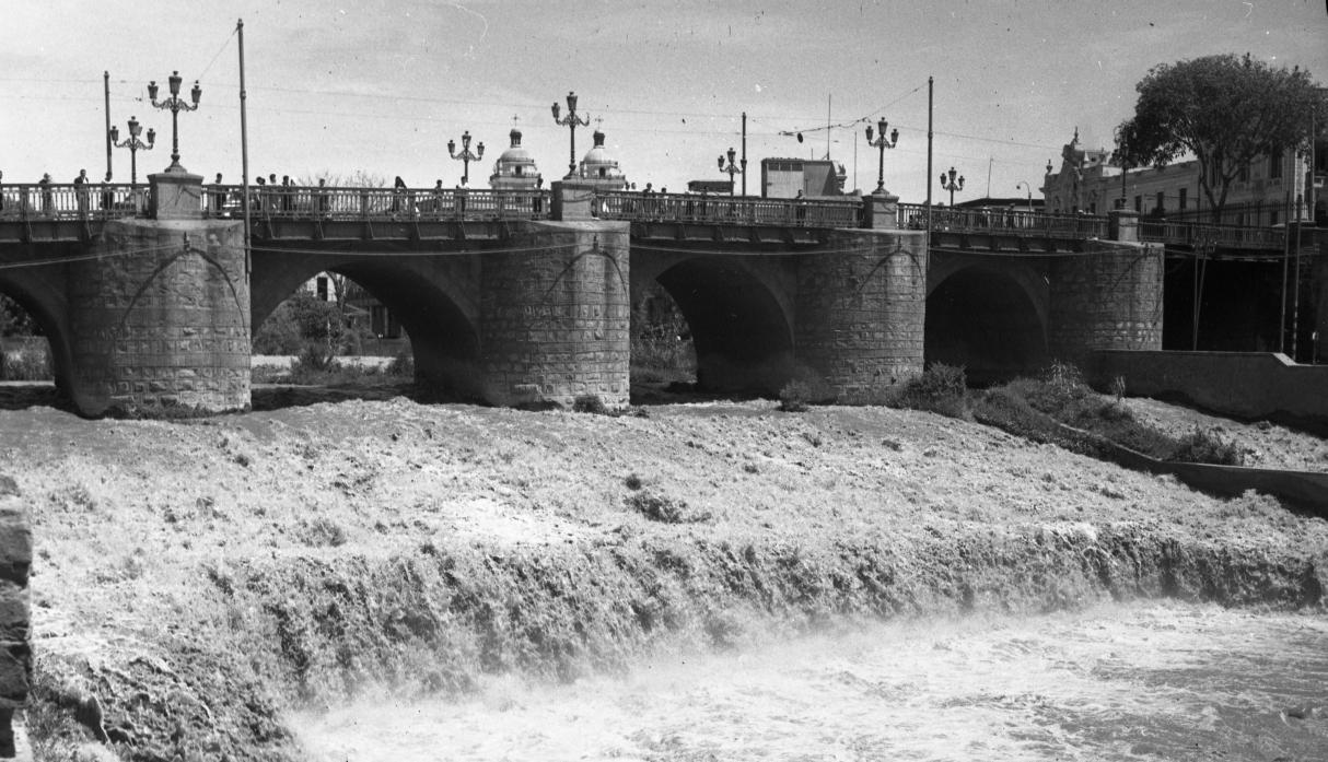 El Comercio registró cómo lucía el puente que atraviesa Lima y las actividades que entonces se realizaban en el año 1961. (Foto: Archivo El Comercio)