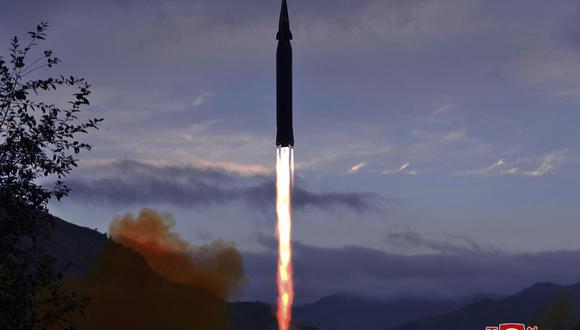 Esta foto proporcionada por el gobierno de Corea del Norte muestra lo que ese país afirma ser un nuevo misil hipersónico lanzado desde Toyang-ri, condado de Ryongrim, provincia de Jagang, el martes 28 de septiembre de 2021. (Agencia Central de Noticias de Corea / Servicio de Noticias de Corea a través de AP).