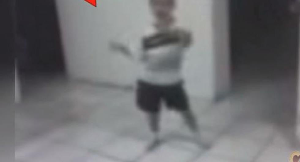 Niño bailaba mientras una sombra se le acercaba. (Foto:captura Youtube)