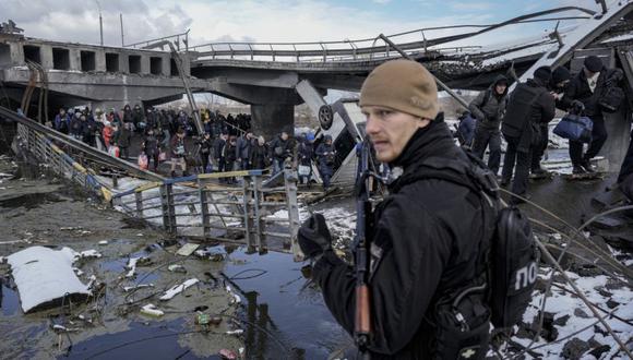 La gente camina debajo de un puente destruido mientras huía de Irpin, en las afueras de Kiev, Ucrania. (Foto: AP/Vadim Ghirda)
