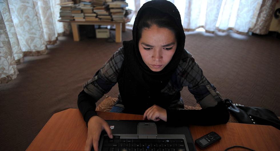 Afghans delete themselves from the networks and clean their internet history to escape the Taliban