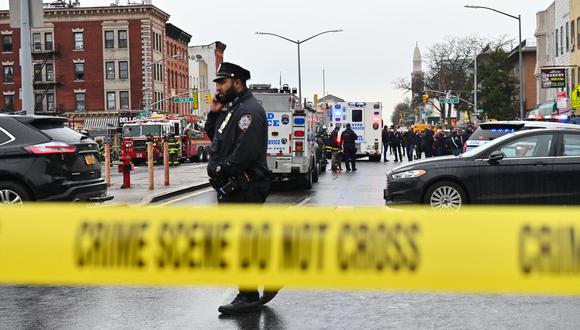 Miembros del Departamento de Policía de Nueva York y vehículos de emergencia llenan las calles en el distrito de Brooklyn, Nueva York el 12 de abril de 2022. (Foto de ANGELA WEISS / AFP)