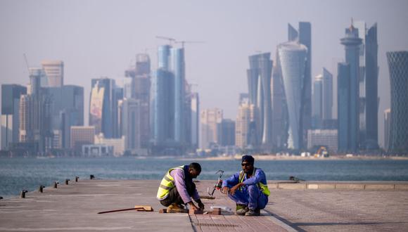 Los trabajadores laboran cerca del reloj de cuenta regresiva de la Copa Mundial de la FIFA en Doha el 25 de octubre de 2022, antes del torneo de fútbol de la Copa Mundial de la FIFA Qatar 2022. (Foto de Joya SAMAD / AFP)