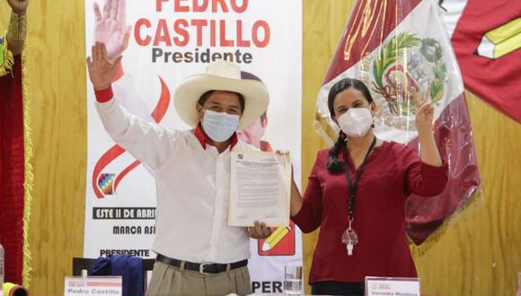 Pedro Castillo y Verónika Mendoza cuando firmaron un compromiso con miras a la segunda vuelta del 2021. (Foto: Perú Libre)