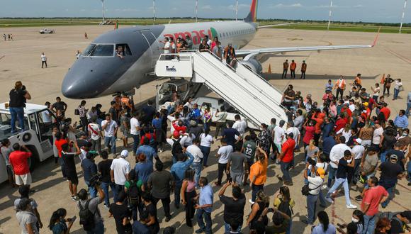 Los partidarios del líder opositor de la región de Santa Cruz, Luis Fernando Camacho, permanecen en la pista del aeropuerto de Viru Viru, el 28 de diciembre de 2022. (STRINGER / AFP).
