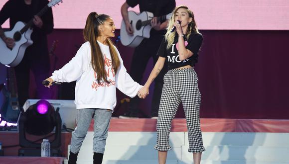 Ariana Grande y Miley Cyrus durante el concierto benéfico "One Love Manchester" . (Foto: AFP)