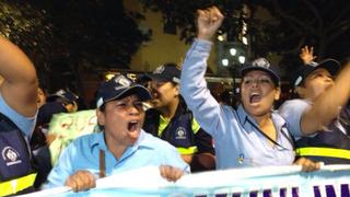 Municipalidad de Lima: despedidos protestan fuera de la comuna