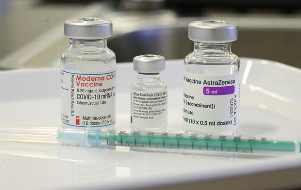 The picture shows Moderna, Pfizer / BioNTech and AstraZeneca vaccine vials.  (Photo: Thomas Keynes / AFP)