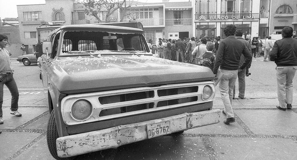El 8 de julio de 1985, cuatro delincuentes asaltaron el Banco de Lima de Miraflores y mataron al Guardia Civil (GC) Juan Honorio Torres. (Foto: Humberto Artadi/GEC Archivo Histórico)
