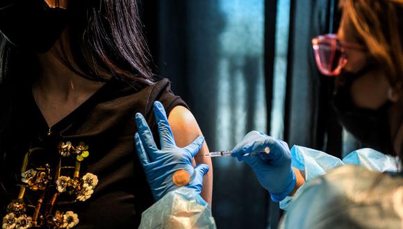 Una trabajadora de la salud administra una vacuna contra el coronavirus covid-19 a una mujer en Miami, Florida, el 5 de agosto de 2021. (Foto referencia, CHANDAN KHANNA / AFP).