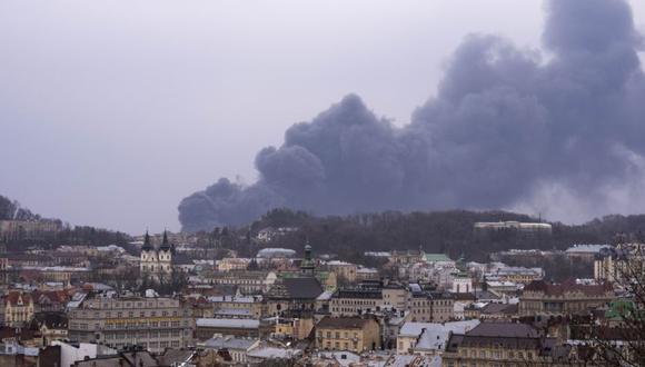 El humo se eleva en el aire en Lviv, Ucrania occidental.