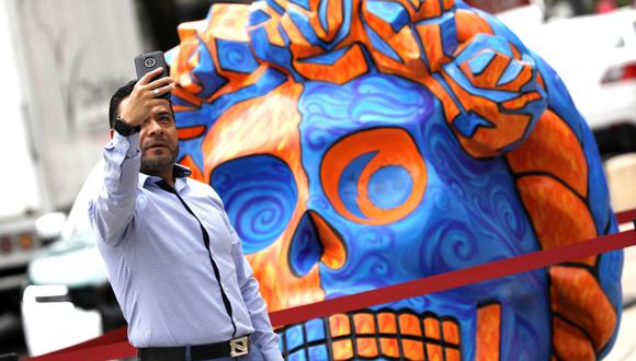 Un hombre se toma una fotografía en la exposición de "Fridacraneos", en el Monumento a la Revolución, en Ciudad de México (México). La vida y obra de Frida Kahlo, una de las artistas mexicanas más queridas en el mundo, fue la inspiración de la exposición "Fridacráneos" que se exhibe estos días en las calles de la Ciudad de México con motivo del Día de Muertos. (Foto de archivo: EFE / Sáshenka Gutiérrez)