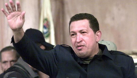 El presidente venezolano Hugo Chávez saluda después de su discurso a la nación a su regreso al palacio presidencial de Miraflores, en Caracas, el 14 de abril de 2002. (Foto de JUAN BARRETO / AFP)