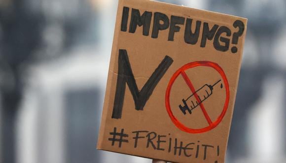 "¿Vacunación? NO. Libertad", dice esta pancarta durante una manifestación contra las vacunas y las restricciones de la pandemia en Frankfurt, Alemania. REUTERS/Kai Pfaffenbach