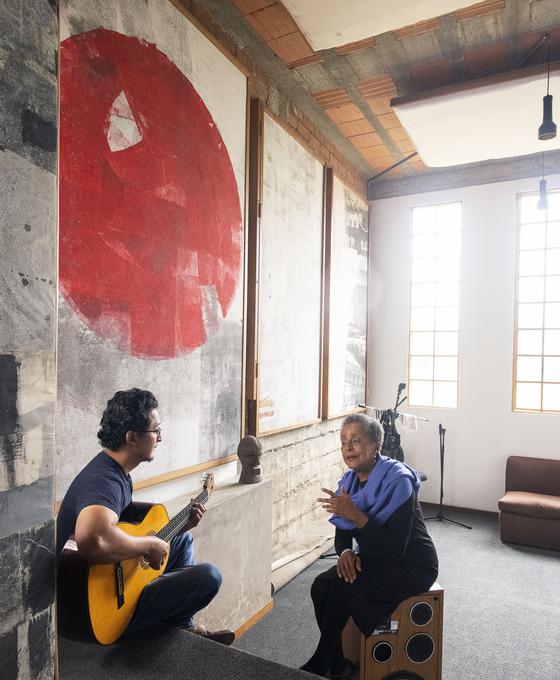 DISCÍPULO. Jonathan Mendoza (28) fue parte de un proyecto de Susana con la orquesta creativa de jóvenes de Noruega. Desde entonces, es parte integrante y fundamental de la escuela de experimentación de la artista en Cañete.