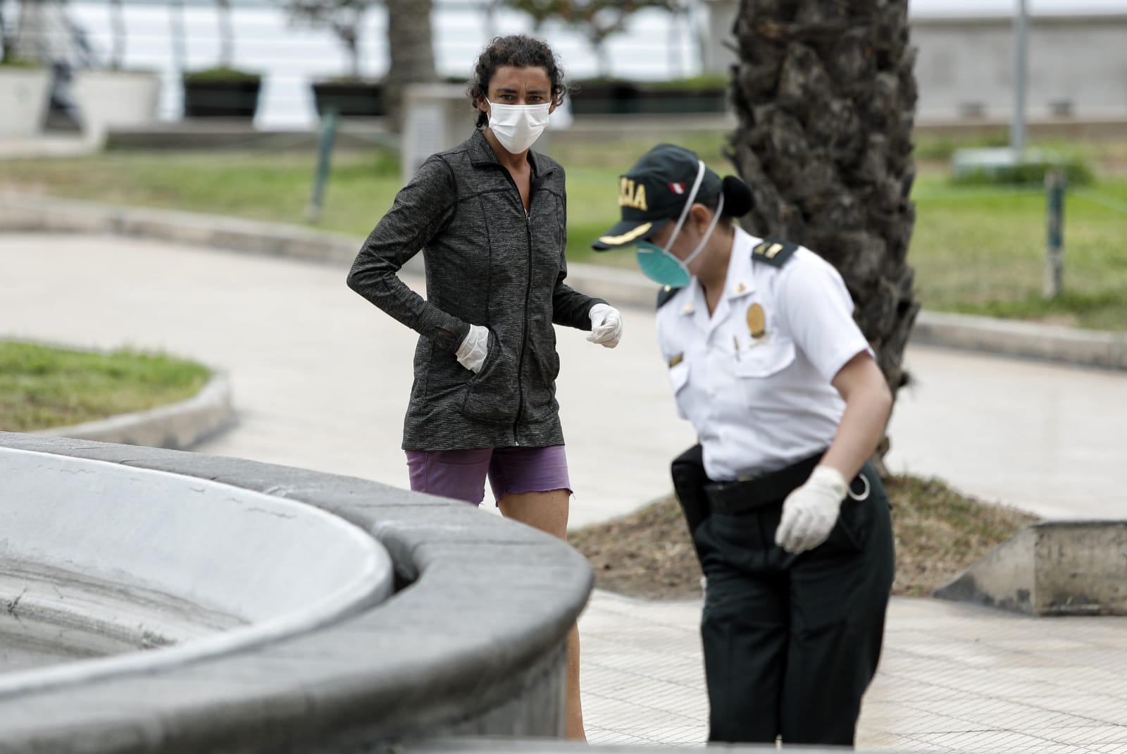 La versión del resultado positivo al COVID-19, la dio ella misma al ser consultada por una reportera de televisión. La canadiense dijo, con pocas palabras en castellano, que le tomaron un análisis en el hospital Edgardo Regagliati y dio positivo. Sin embargo, otra versión señala que su primer test fue negativo pero se le realizó un segundo examen cuyo resultado estaría pendiente. (Foto: Miguel Yovera / GEC).