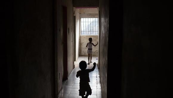 Unos niños juegan en su casa, en el barrio caraqueño de San Blas, en Petare, el 20 de marzo del 2019. (Fabiola Ferrero para The New York Times).