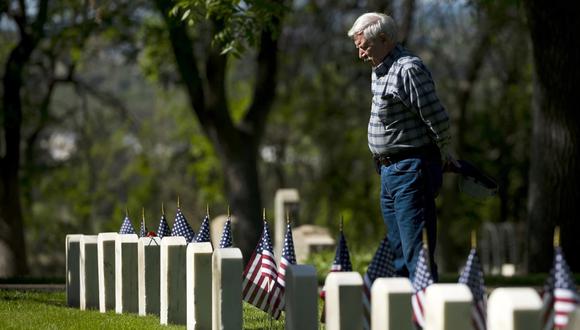 En esta fecha, muchos estadounidenses visitan las tumbas de los militares caídos. | Foto: AP