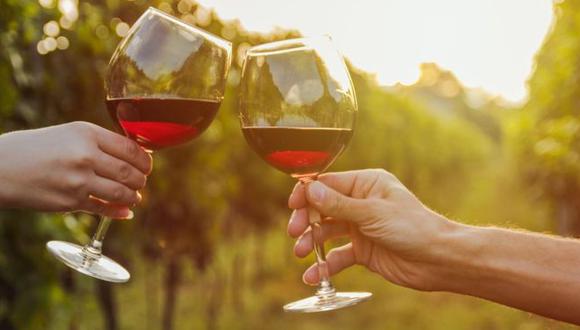 Si vas a beber vino y quieres cuidar tus intestinos, mejor que sea tinto. (Foto: Getty Images)