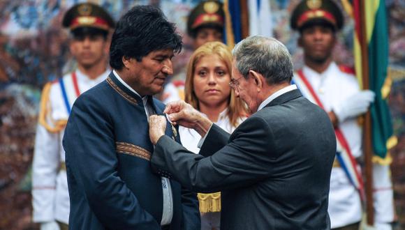 Evo Morales recibe condecoración de Raúl Castro en Cuba