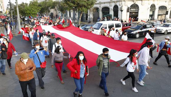 Un grupo de ciudadanos acudió el martes pasado en las inmediaciones del local de la ONPE en el Cercado de Lima, a la expectativa de que termine el conteo oficial. (Foto: Eduardo Cavero / GEC)