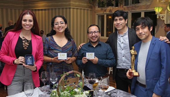 Yasmin Rosas y Yerson Collave  junto con otros ganadores durante la actividad en la que fueron premiados por sus trabajos. (Foto: ESET)