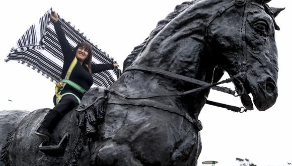 La periodista Sonaly Tuesta en la réplica del caballo de Don José de San Martín, de la instalación “Lxs Libertadorxs. Contramonumento”. (Foto: Alessandro Currarino/El Comercio).