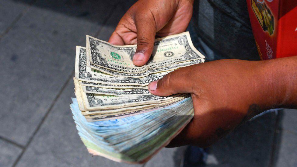 Dollars in Venezuela.  (GETTY IMAGES). 