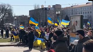 Los residentes de Jersón desafían con protestas el dominio ruso sobre la ciudad ucraniana 