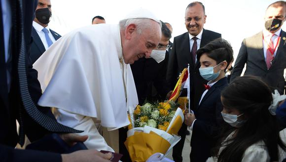 El papa Francisco recibe un bouquet de flores. EFE
