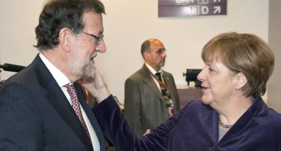 Mariano Rajoy recibe el saludo de la canciller de Alemania, Angela Merkel (EFE)