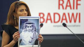 Esposa de bloguero saudí Raif Badawi recibe el premio Sájarov