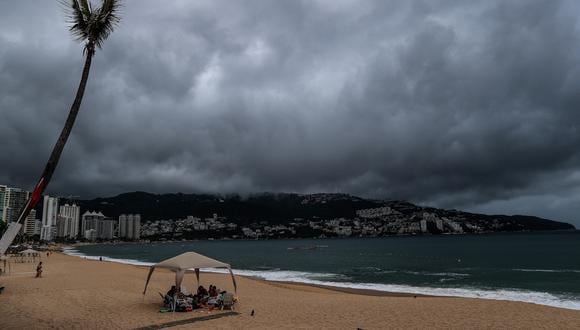 Una playa cubierta de nubes grises, en el balneario de Acapulco, estado de Guerrero, México, el 16 de agosto de 2023. (Foto de David Guzmán / EFE)