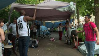 Expulsados, más de cien latinos acampan frente a una alcaldía cerca de París