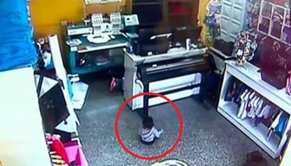 Ladrones armados roban tienda con un bebé en brazos [VIDEO]