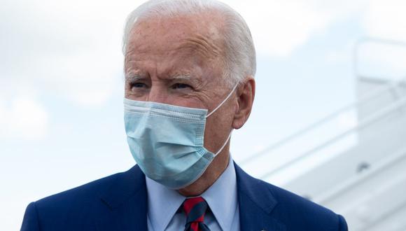 El candidato presidencial demócrata y exvicepresidente Joe Biden habla con los periodistas antes de abordar su avión que lo llevará a Florida el 5 de octubre de 2020. (Foto de ROBERTO SCHMIDT / AFP).