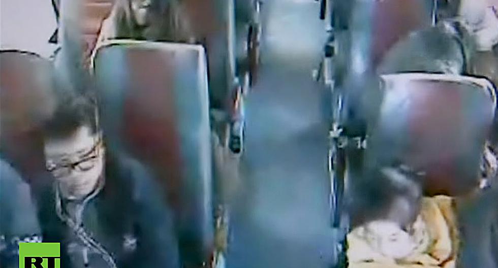 Video en YouTube registra cómo se vive un choque dentro de un autobús en China. (Foto: YouTube)