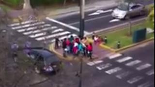 Mujeres pelean por regalos que peatones dan a niños (VIDEO)