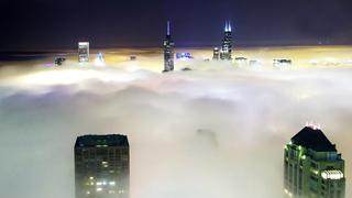 Mira cómo la densa niebla pasa sobre Chicago en este timelapse