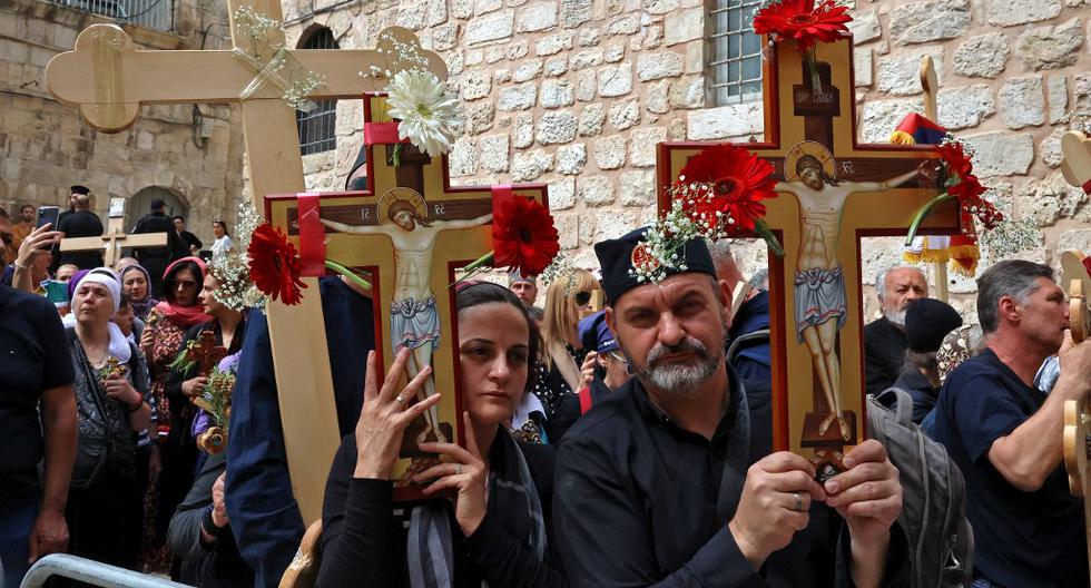 Cristianos ortodoxos celebran la Semana Santa realizando el Vía Crucis por las calles de Jerusalén Antiguo.