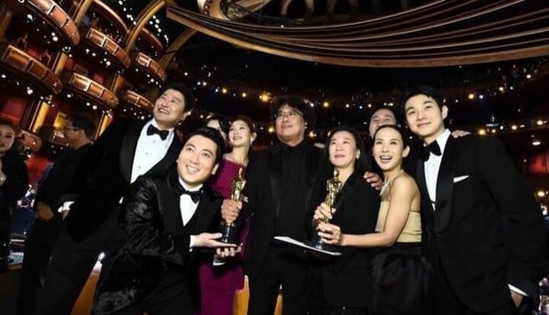 El equipo de "Parasite" en la gala del Oscar 2020