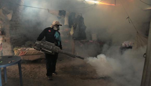 La fumigación es una de las acciones de prevención y control para eliminar el dengue. (Foto: Andina)