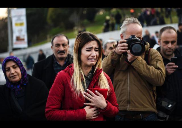 El dolor invade los funerales de víctimas de ataque en Estambul - 1