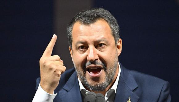 El líder de la Lega, Matteo Salvini, pronuncia un discurso en el escenario durante un mitin conjunto de los partidos de derecha de Italia Hermanos de Italia (Fratelli d'Italia, FdI), la Liga (Lega) y Forza Italia en la Piazza del Popolo en Roma.