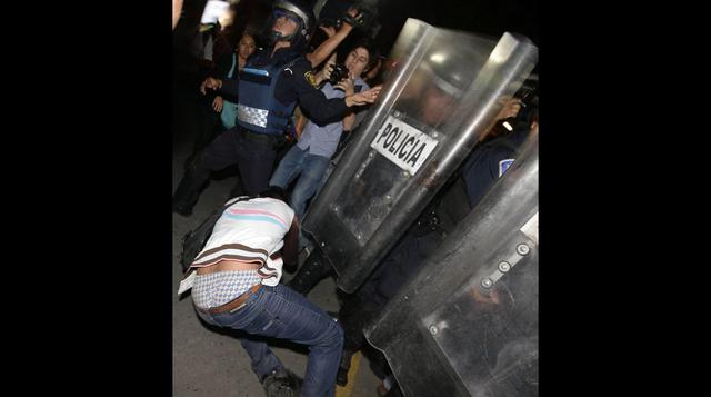 Violencia y detenidos en marcha por estudiantes de Ayotzinapa - 5