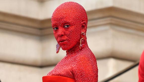 "El producto final fue una mágica y fascinante obra maestra de un brillo chispeante", en palabras de la maquilladora estrella del desfile y del look de Doja Cat.
(Foto: Getty Images)