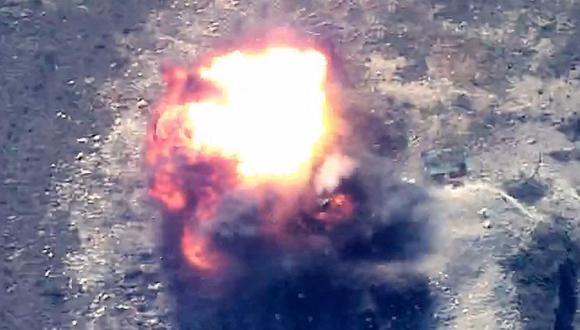 Una explosión en un terreno montañoso, que Bakú afirma que son fuerzas azerbaiyanas que "destruyen posiciones" utilizadas por los armenios en la región de Nagorno Karabaj. (AFP).