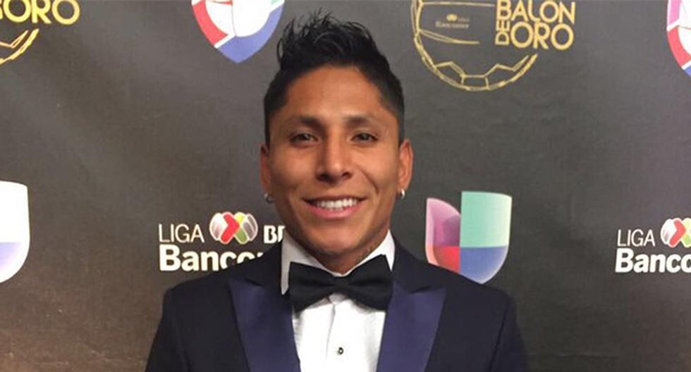 Raúl Ruidíaz tuvo unas palabras tras recibir el Balón de Oro al mejor delantero de la Liga MX. El delantero peruano se impuso al colombiano Dayro Moreno. (Foto: Twitter - Raúl Ruidíaz)