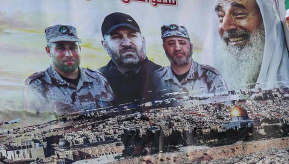 Un cartel con los retratos de Mohammed Abu Shamala (2° D) y Raed al-Attar (I), comandantes de las Brigadas al-Qassam del brazo armado de Hamas, en Rafah en el sur de la Franja de Gaza. Fueron asesinados por un ataque aéreo israelí durante la guerra de 50 días entre Israel y los militantes de Hamas en 2014. (Foto: AFP)