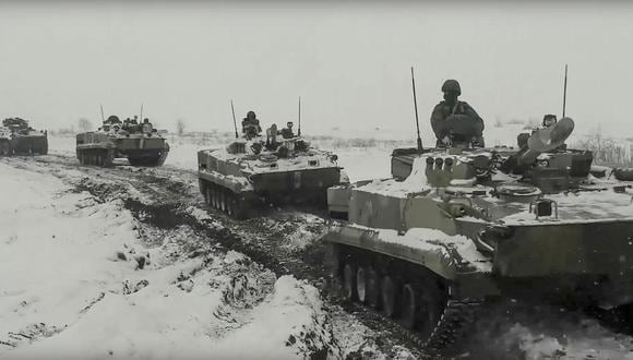 Una captura de video muestra a militares de Rusia de la 150 División de Fusileros Motorizados del Distrito Militar del Sur participando en ejercicios en los campos de entrenamiento en la región de Rostov. (EFE).